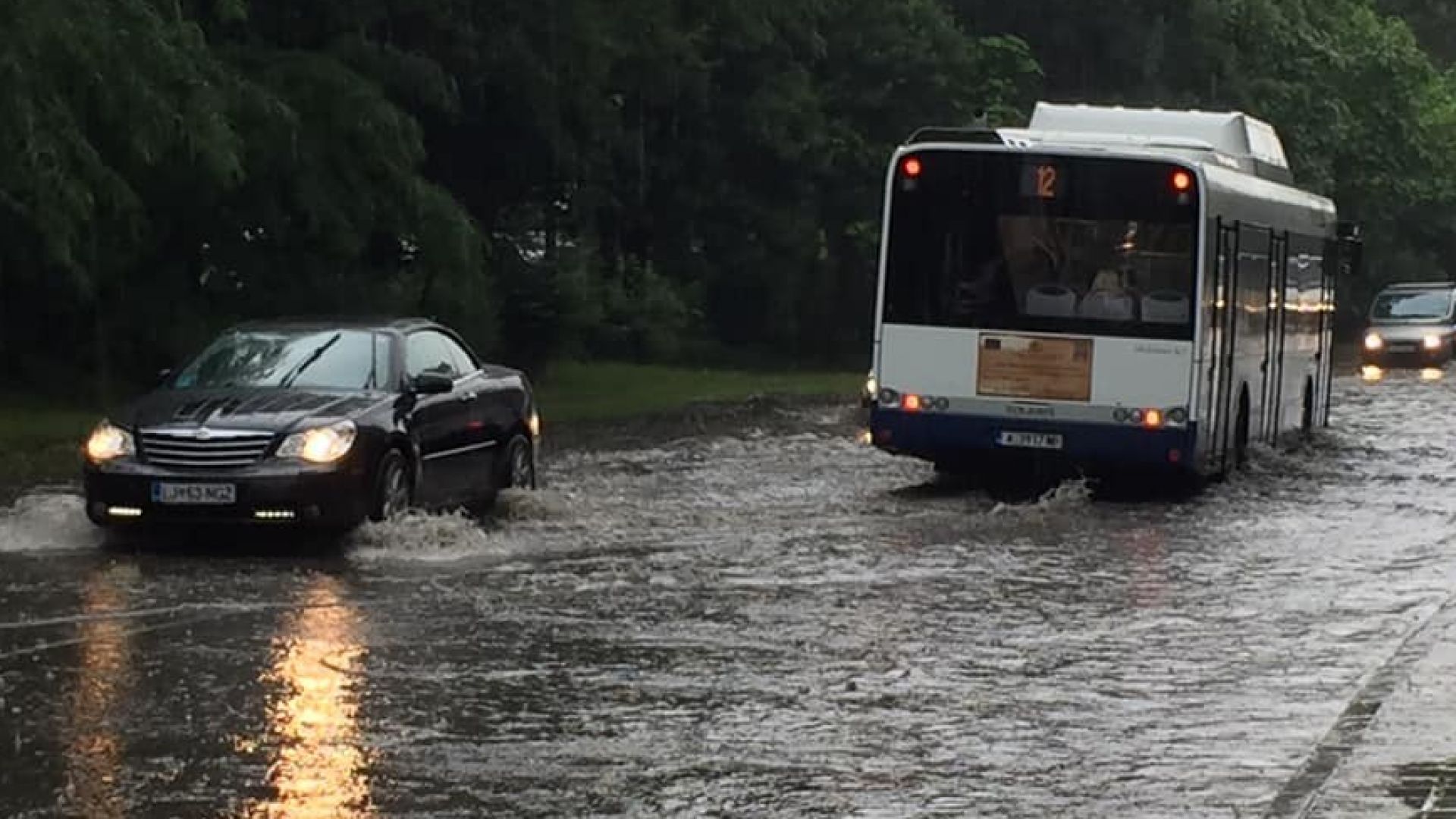 Пороен дъжд в Бургас наводни две детски градини жк Меден
