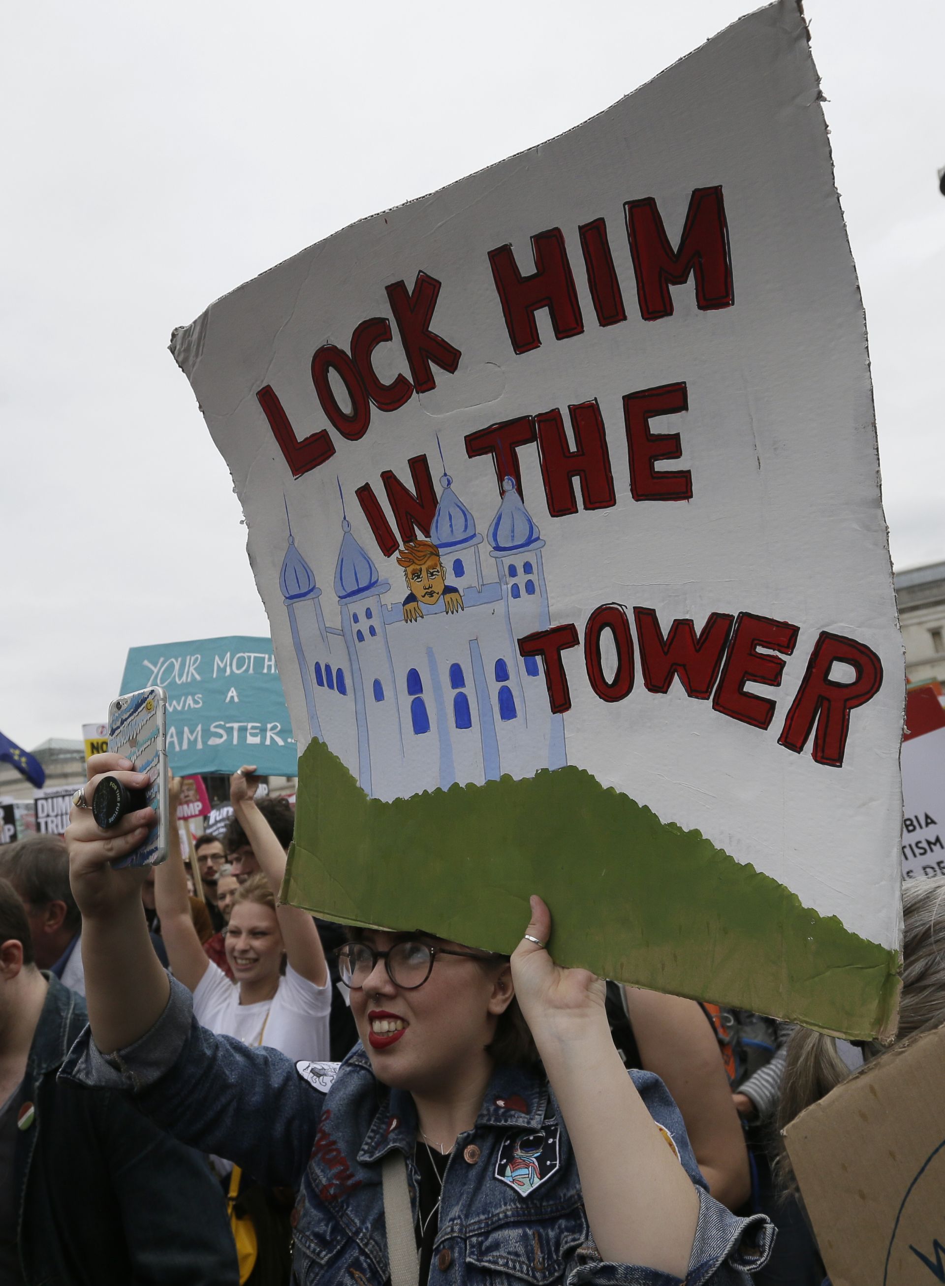 Заключете го (Тръмп) в кула - пише на плакат на протестираща жена на площад Трафалгар в Лондон