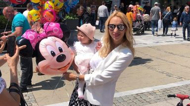 Тризначката Любов доведе бебето си в България за първи път