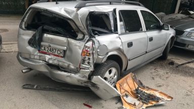 Градски автобус предизвика верижна катастрофа с 5 коли в София (снимки)
