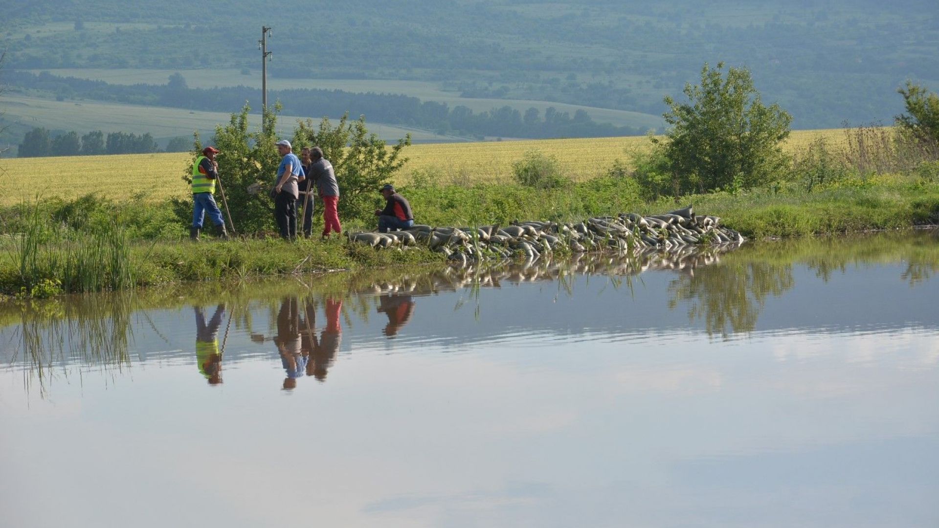 Все още има опасност да се скъса стената на язовир
