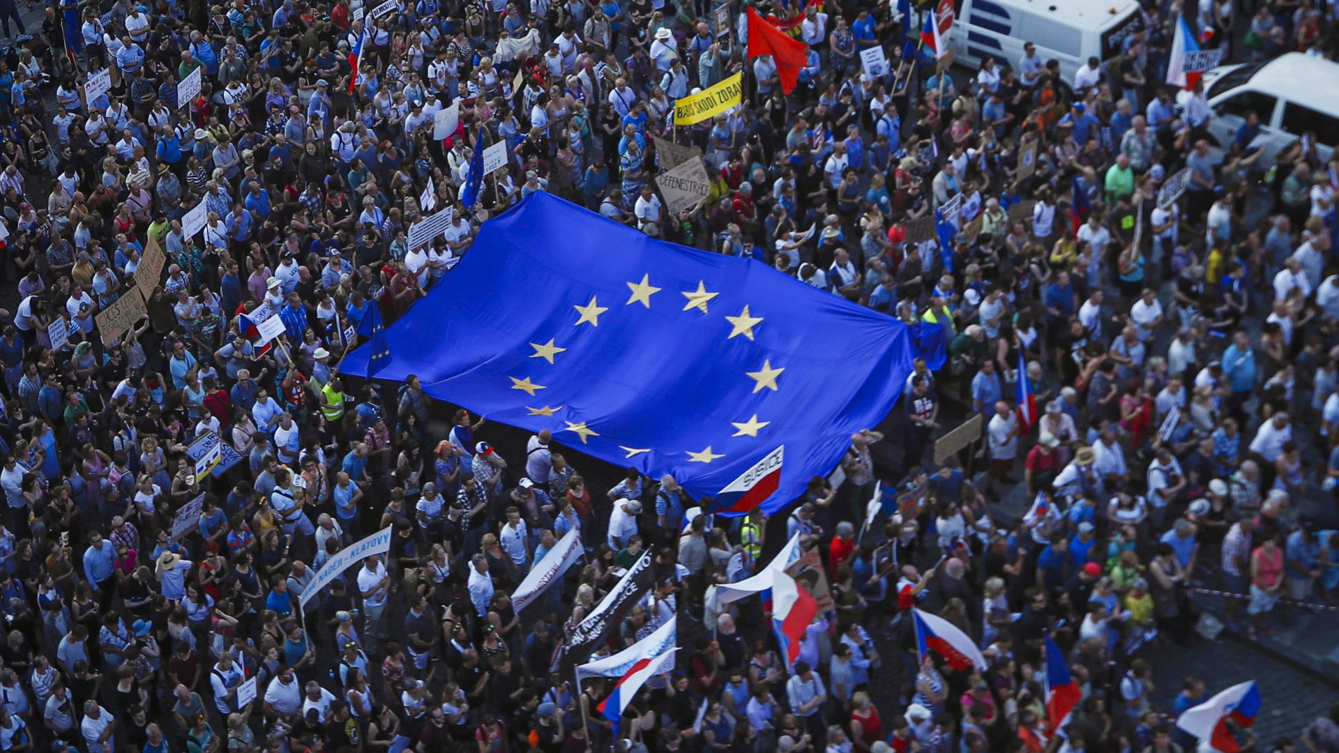 Близо 100 хил души излязоха на демонстрация в Прага с