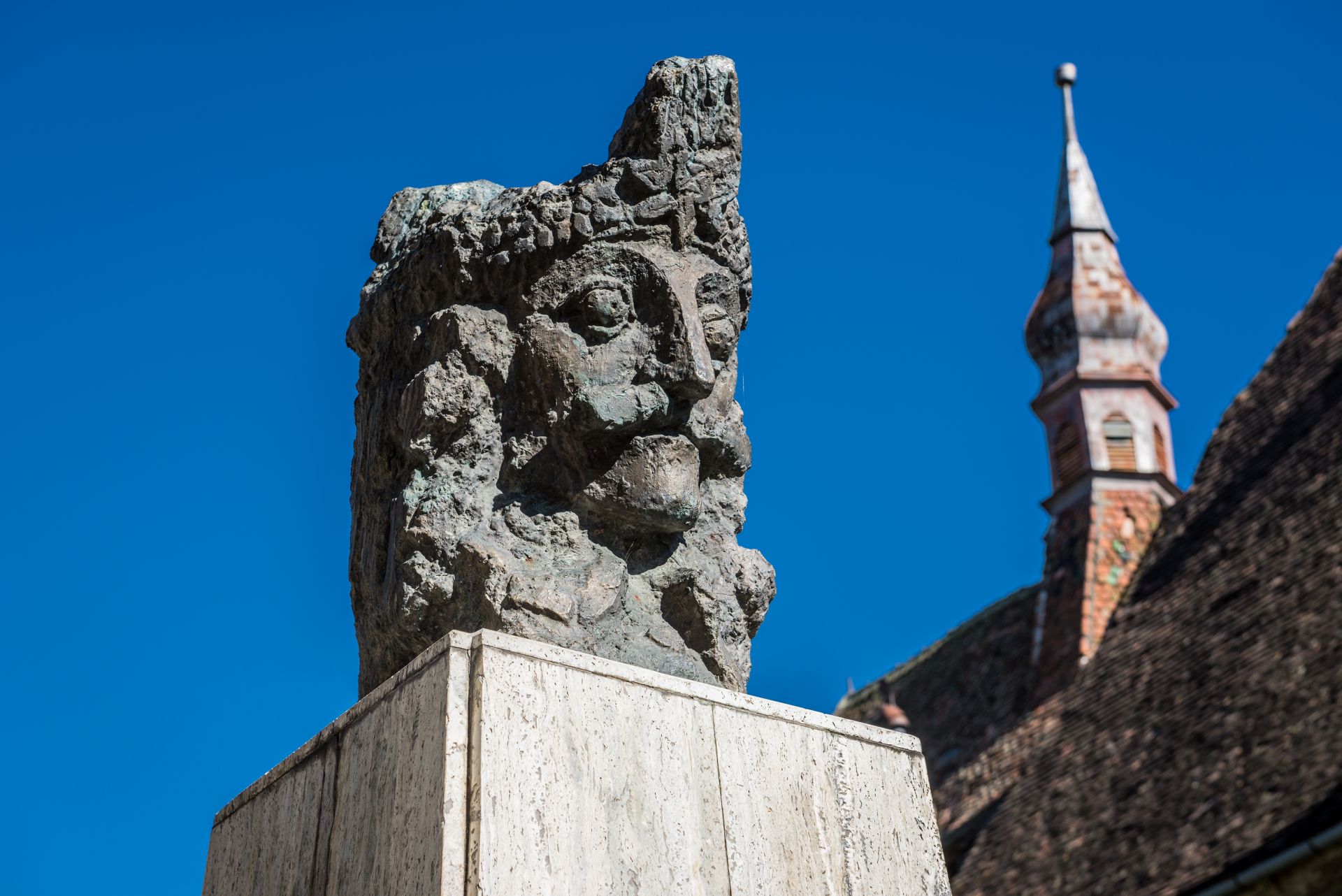 Древна статуя на Влад Цепеш - която в момента е туристическа атракция в родния град на граф Дракула