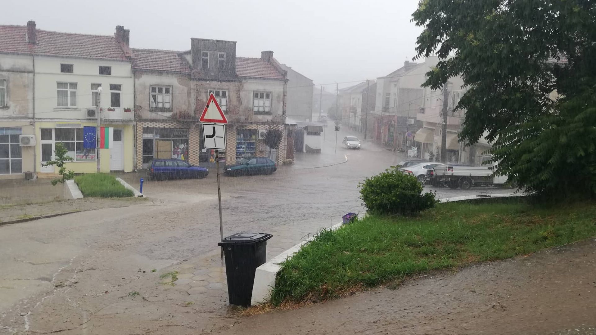 Проливен дъжд превърна улиците на Ивайловград в реки на обяд