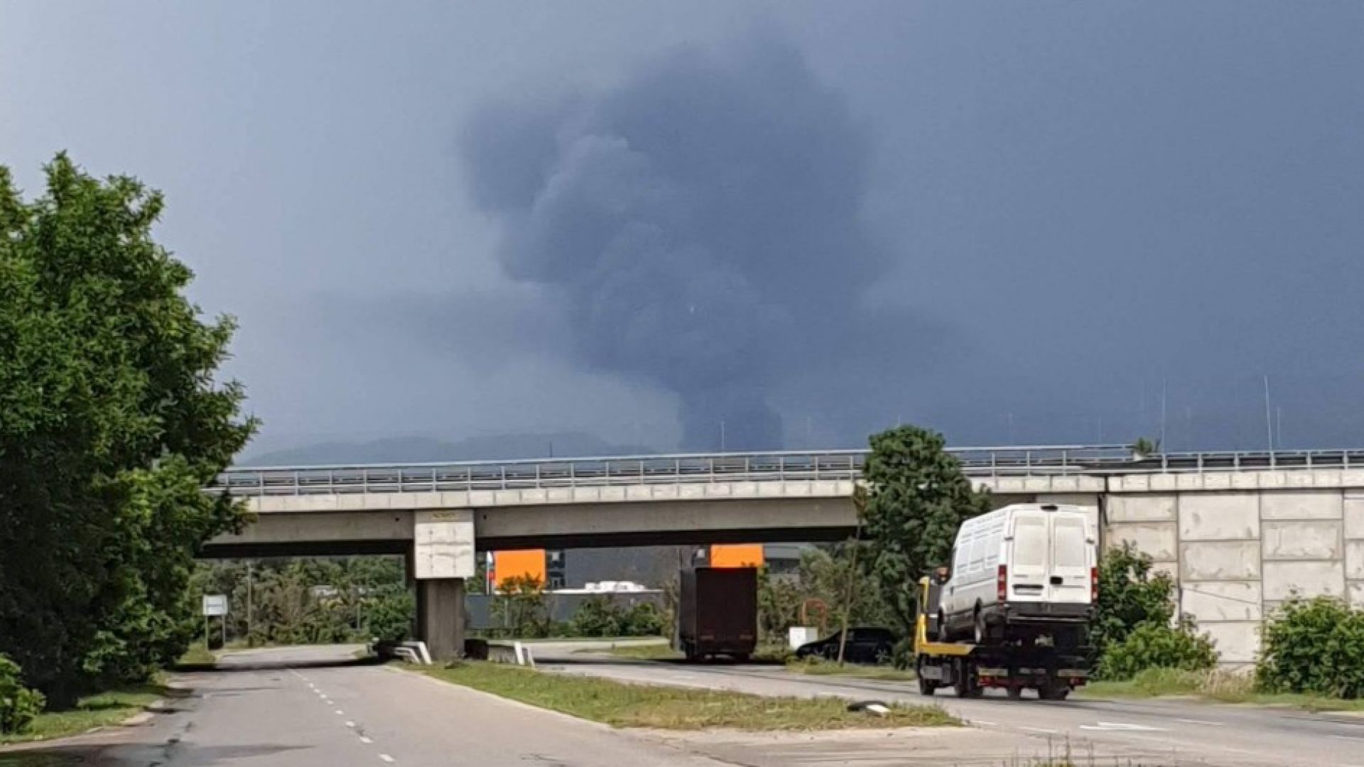 Голям пожар избухна на територията на бившия металургичен комбинат Кремиковци