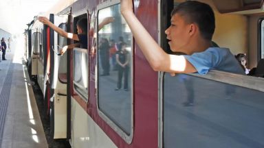 БДЖ осигури допълнителен нощен влак който пътува през Подбалканската железопътна