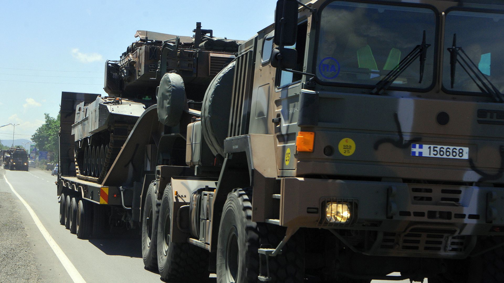 Гръцка военна едрогабаритна техника предимно танкове качени на транспортни влекачи