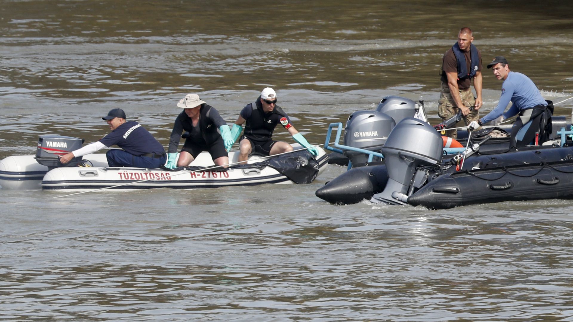 Спасители извадиха тялото на 13 и загинал при потъването на туристическо