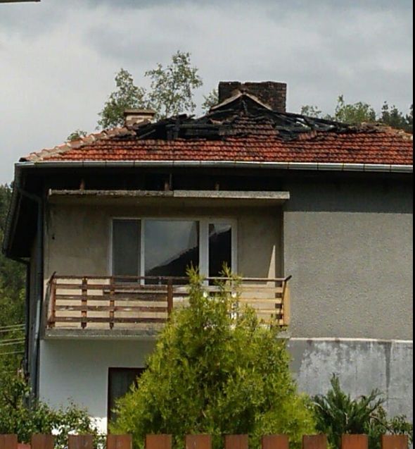 Пораженията на покрива след мълнията в Самоков