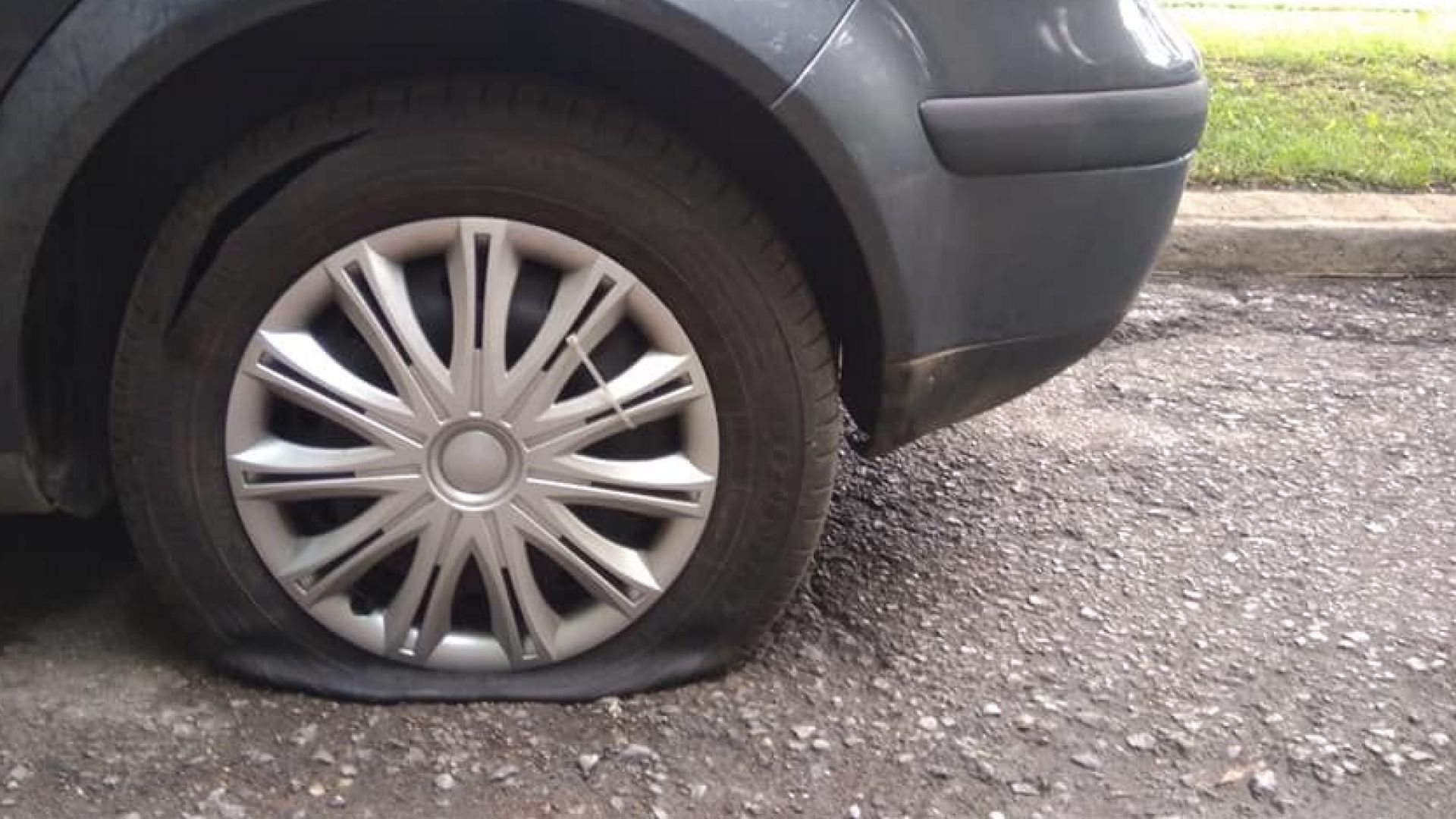 Над 30 автомобила в столичния квартал Западен парк осъмнаха с