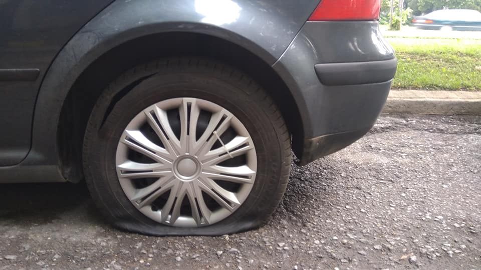 Мъжът наряза гумите на 10 автомомобила пред блока, в който живее (илюстративна снимка)