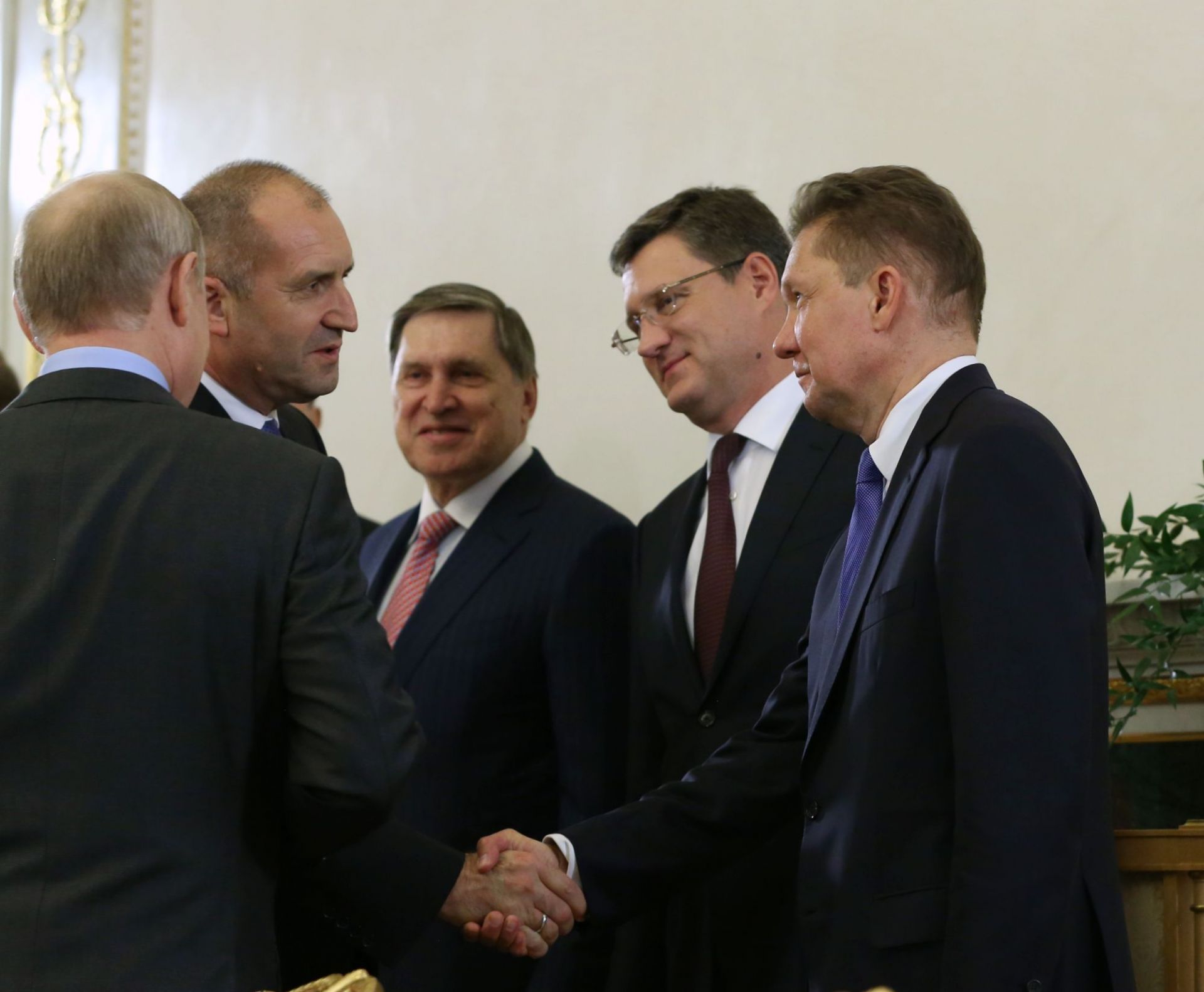 Румен Радев разговаря с председателя на УС на "Газпром" Алексей Милер (вдясно) под зоркия поглед на Владимир Путин 