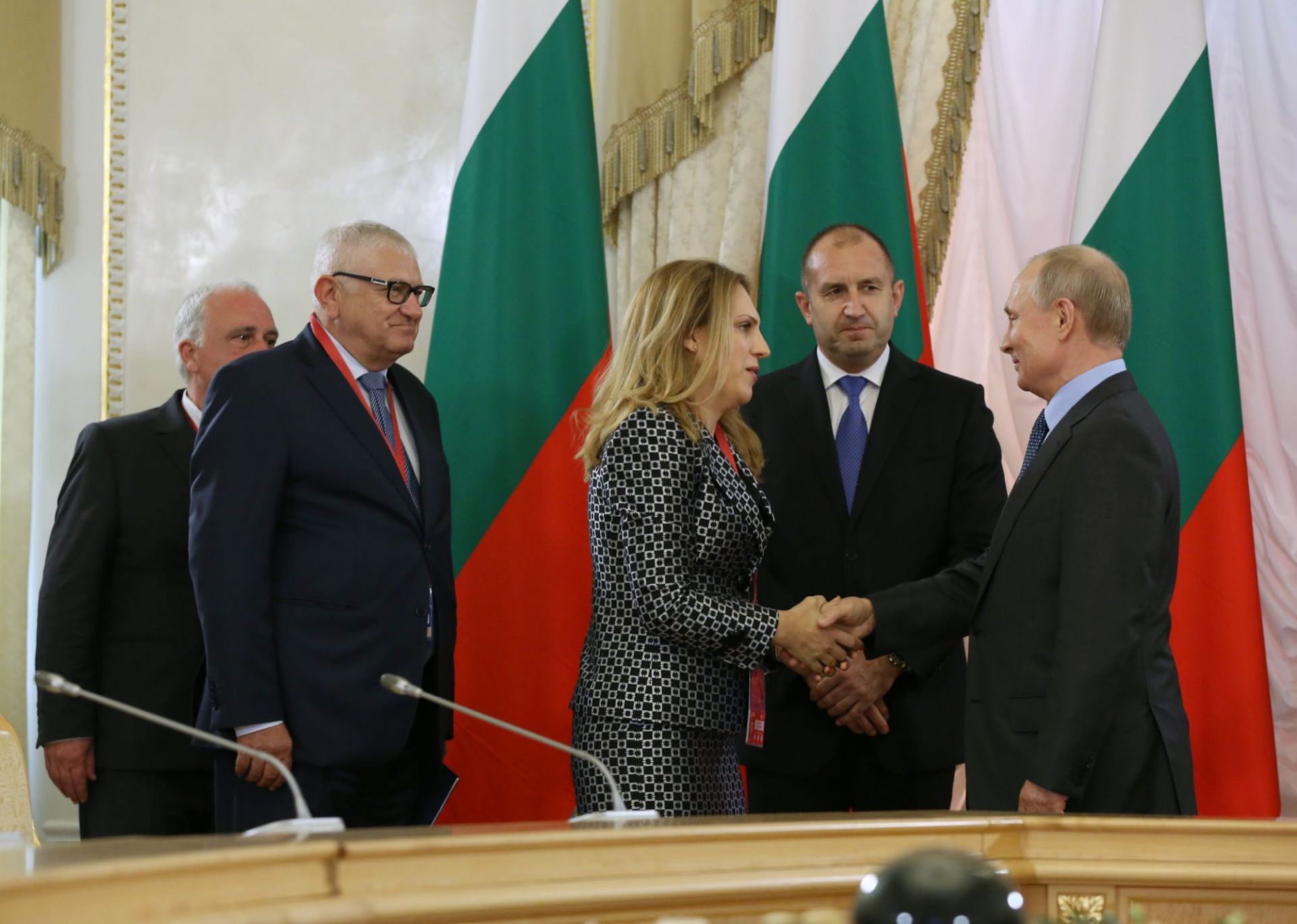 Вицепремиерът Марияна Николова се ръкува с президента на Русия Владимир Путин по време на официяалното посещение на държавния глава Румен Радев 