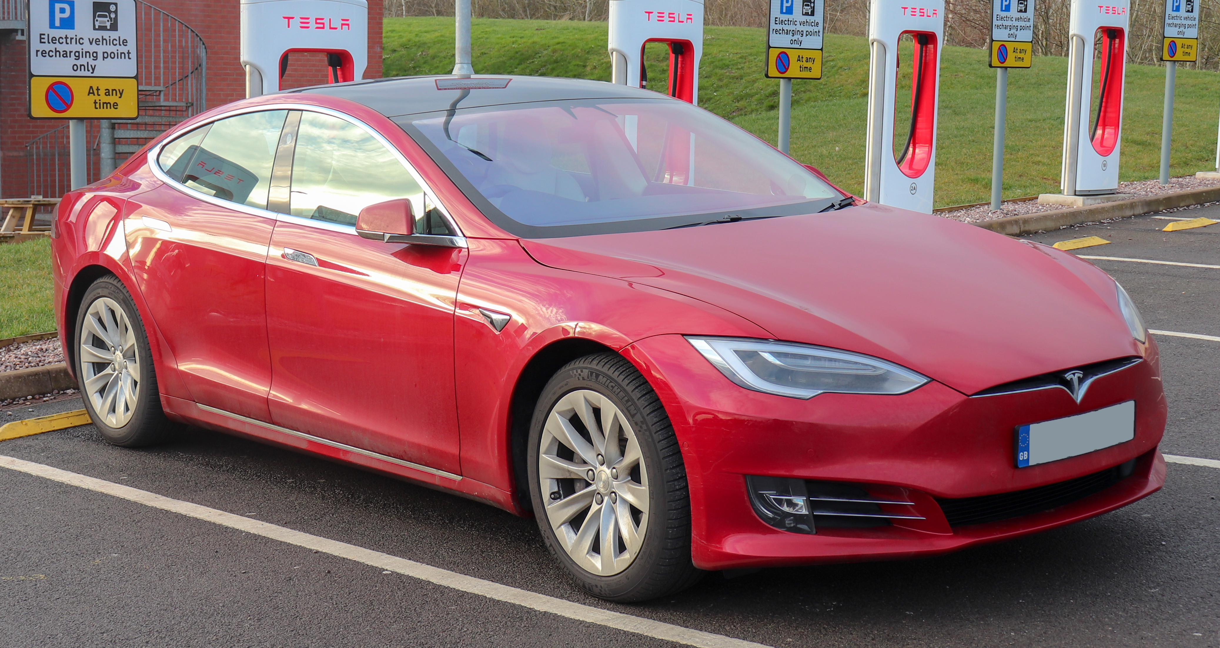 Новият Model S на Tesla има пробег 830 км