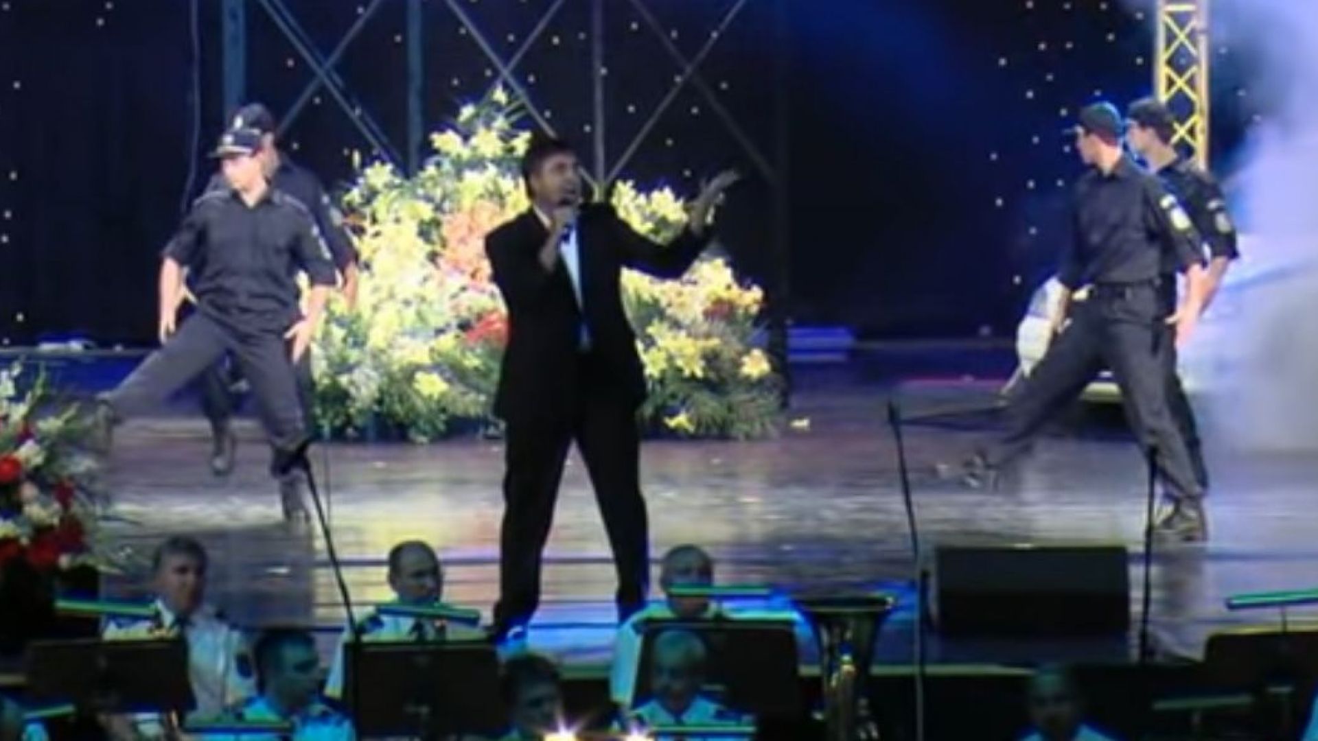 Веселин Маринов отново ще пее за МВР Той и колежката