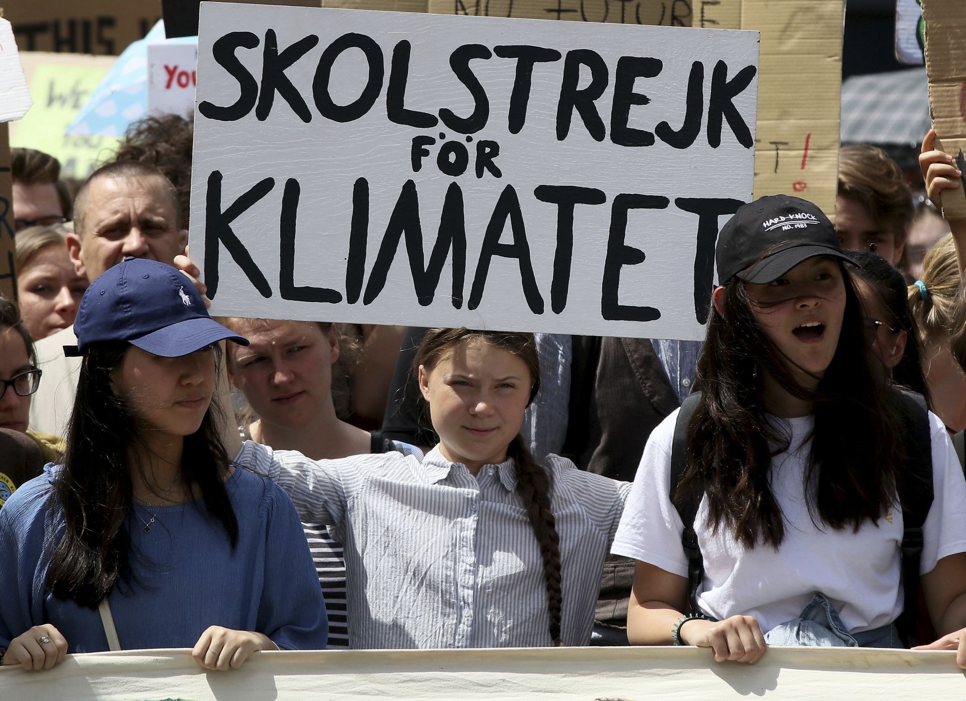 Грета Тунберг (в средата) на протест срещу климатичните промени във Виена