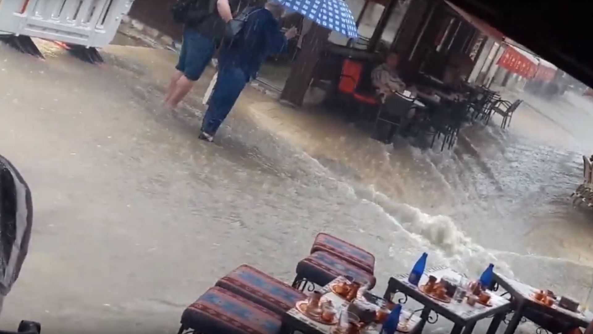 "Наводнение в чаршията" след пороя в Сараево (видео)