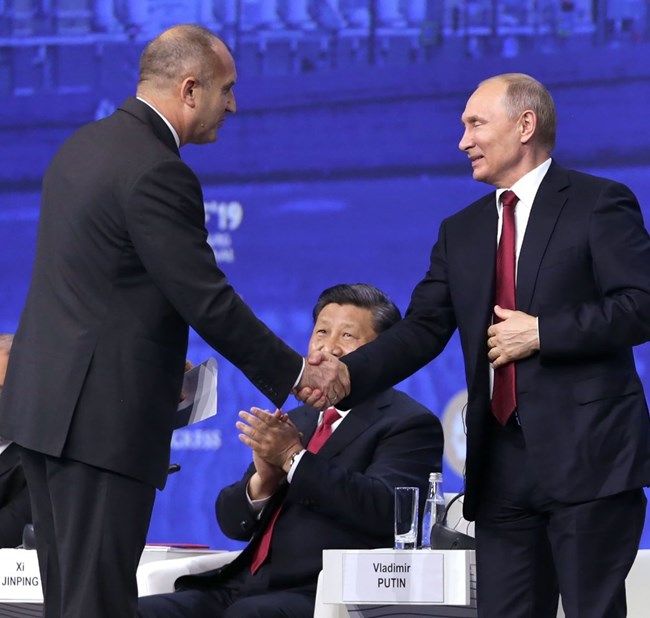 Румен Радев поздравява Владимир Путин, докато китайският президент Си Цзинпин ги аплодира