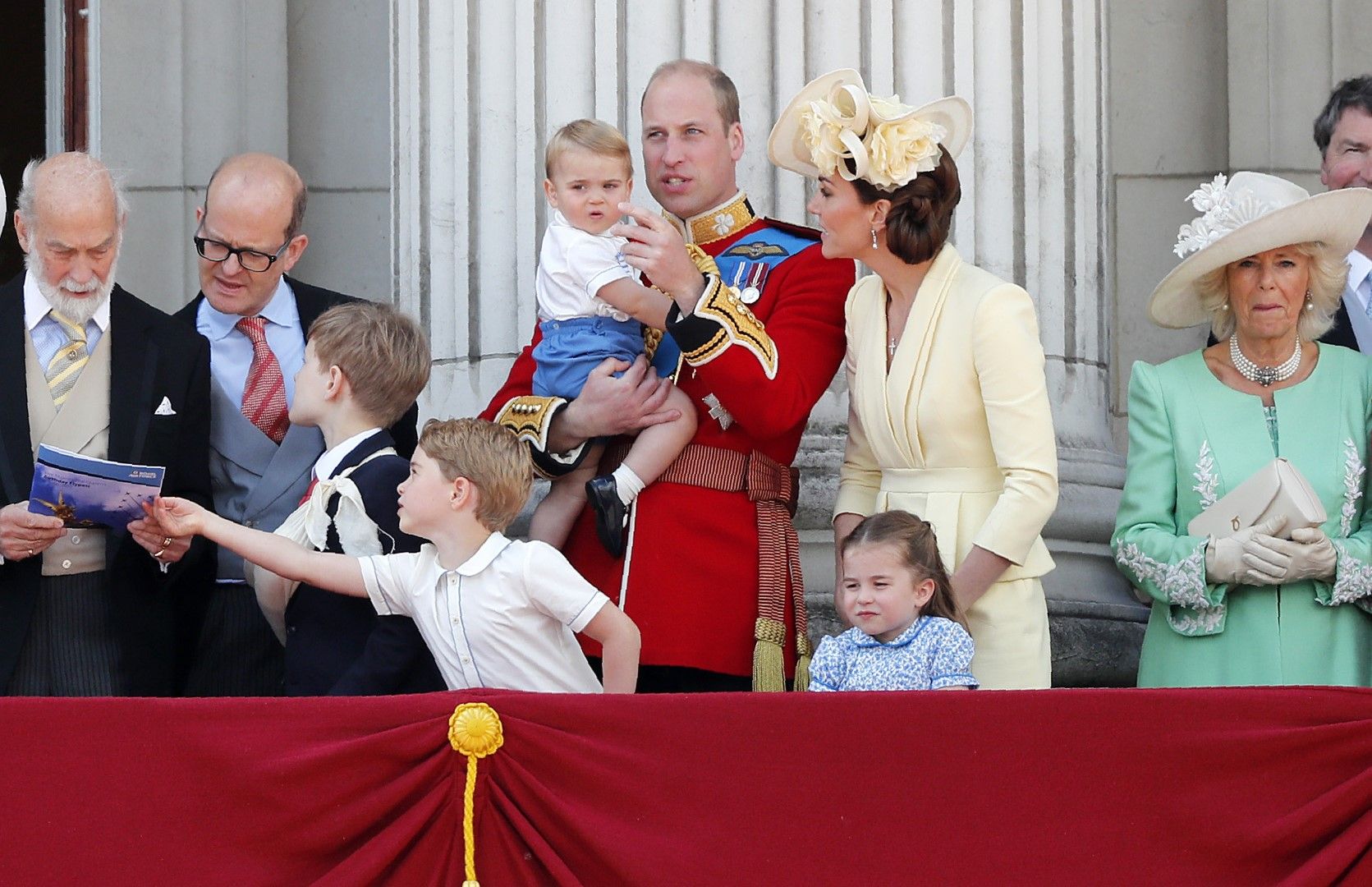 принц Уилям и Кейт с децата си и Камила Паркър