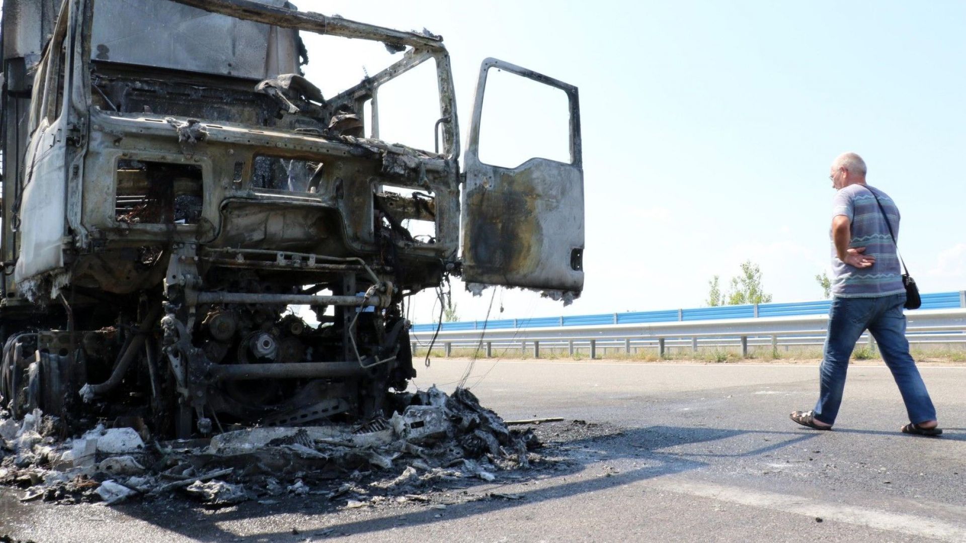 ТИР пламна в движение и изгоря на автомагистрала “Марица” (снимки)