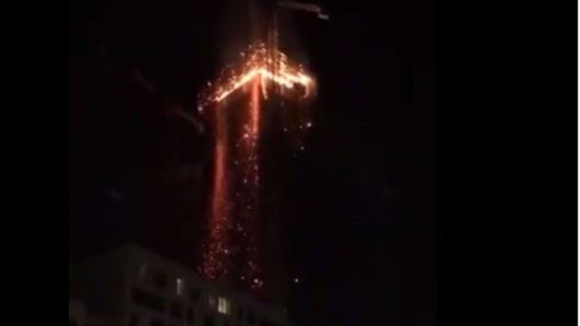 Огромен пожар пламна в новостроящ се небостъргач в центъра на