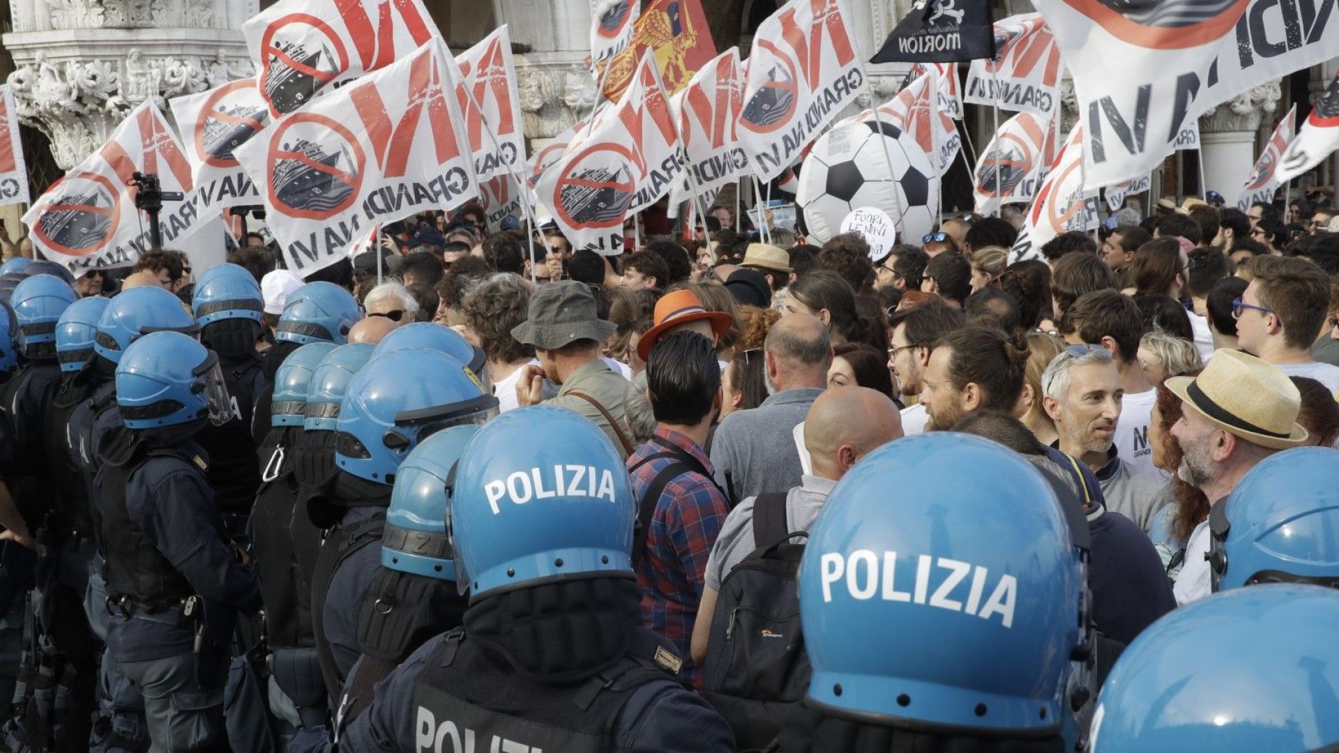 Няколко хиляди души демонстрираха във Венеция днес с искане да