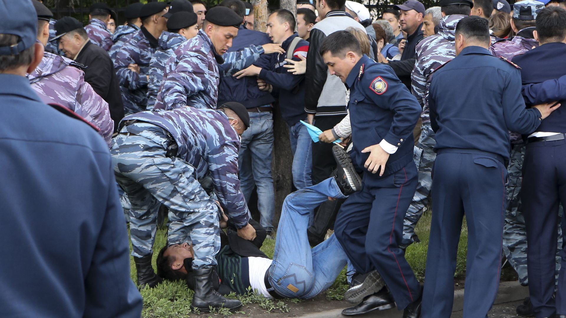Арести на стотици по време не изборите в Казахстан 