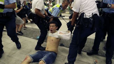 Сблъсъци между протестиращи и полиция в Хонконг