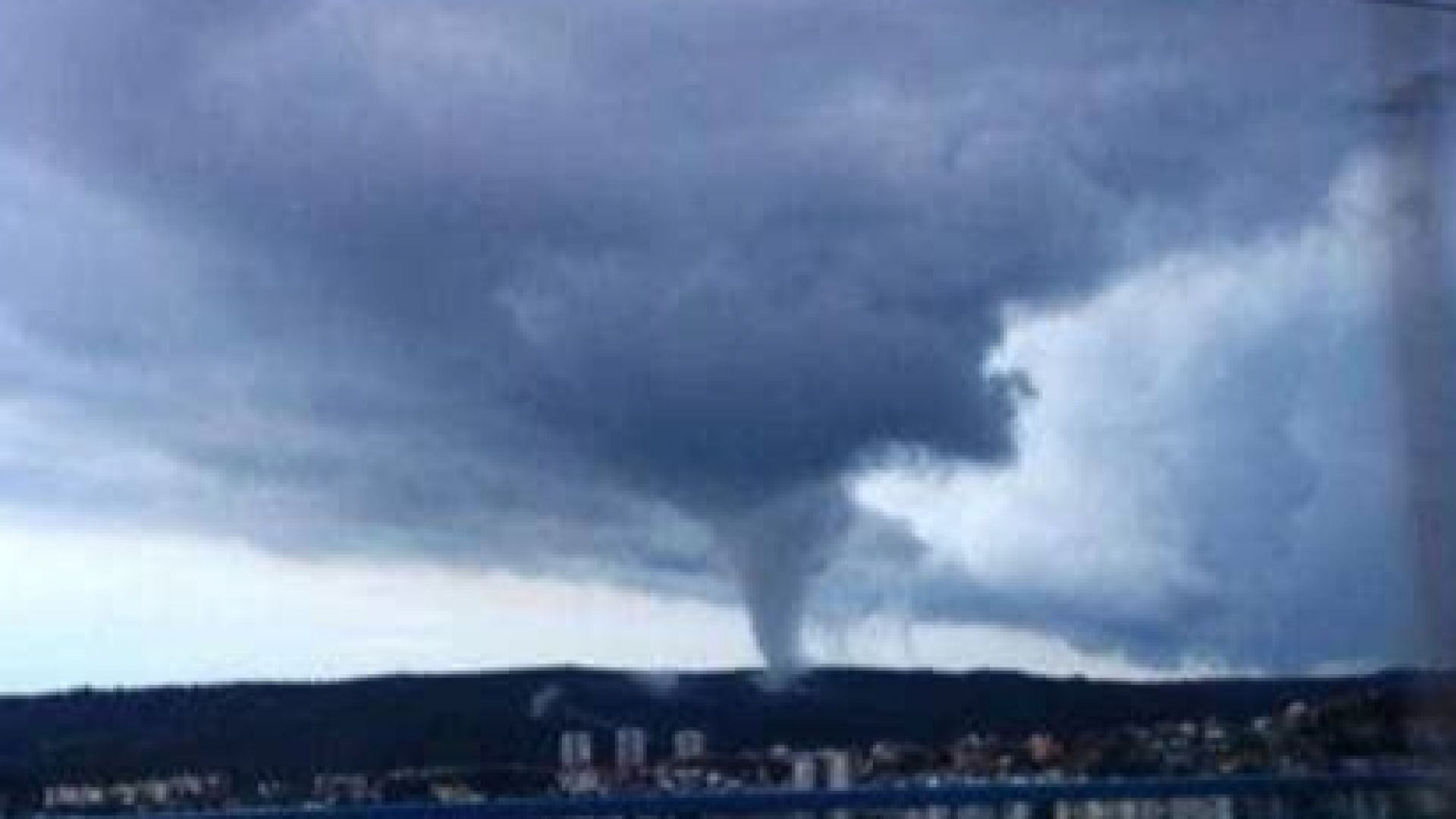 Торнадо във вихъра си улови неочаквано с фотоапарат варненец Преслав