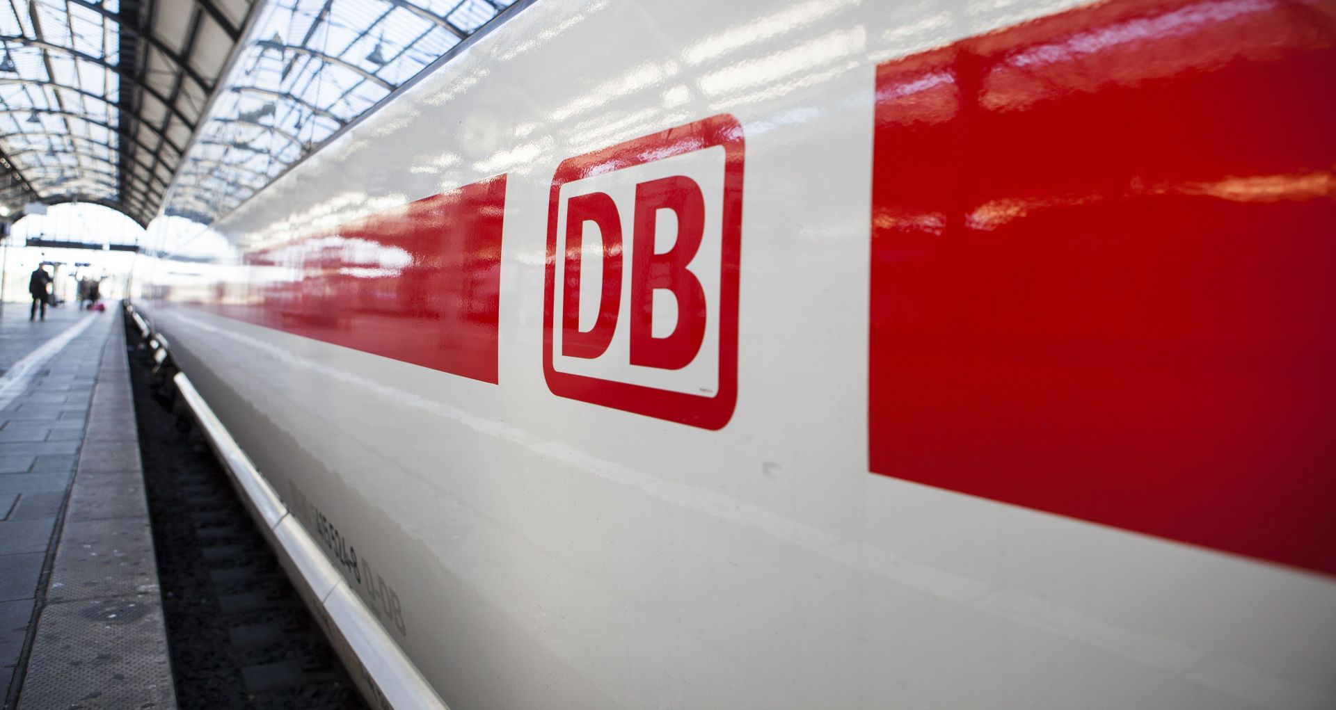 Германският железопътен оператор "Дойче бан" и множество транспортни асоциации в страната започнаха да продават билетите, които ще са валидни за пътуване от юли в рамките на тримесечен период