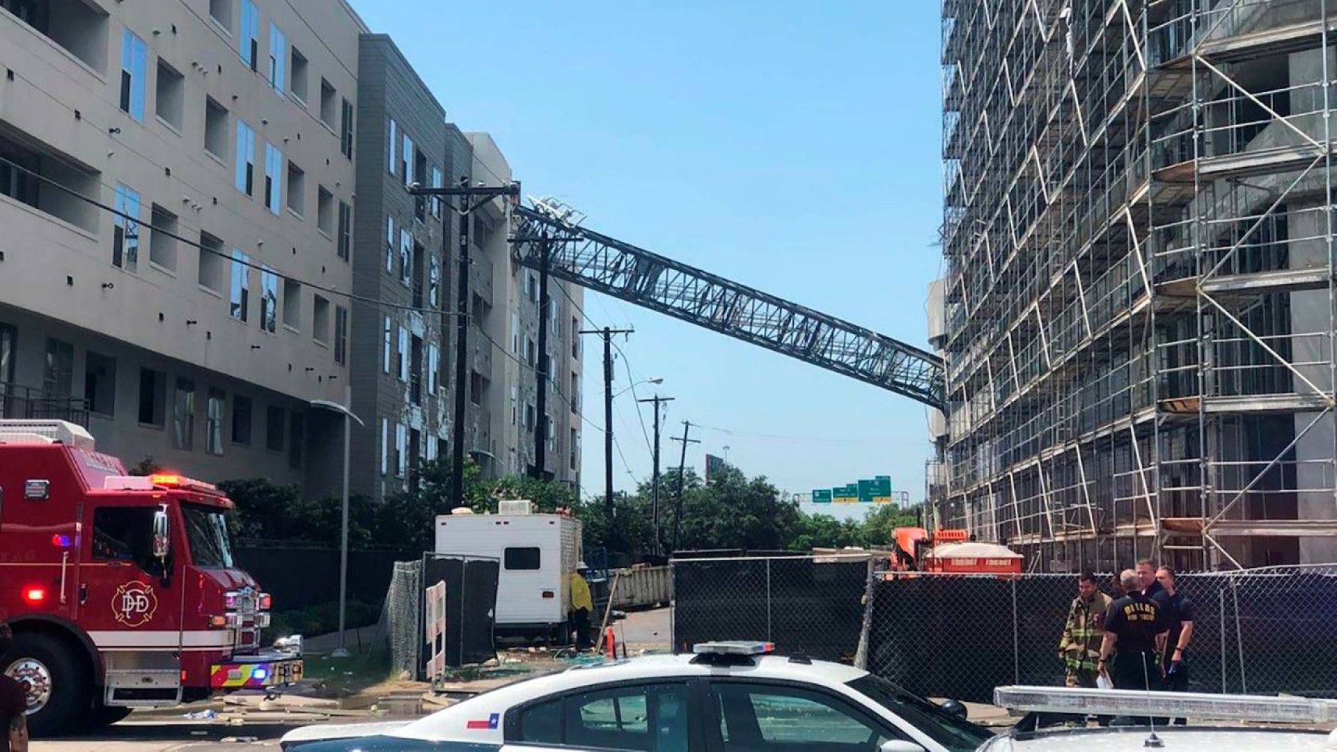 Строителен кран рухна върху жилищна сграда в американския град Далас