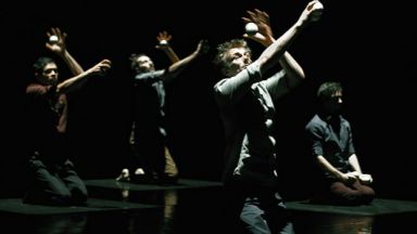 "Хуманоптер" - микс от съвременен цирк и танц в Театър Азарян 