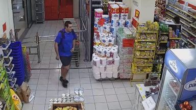 Този мъж краде скъпа ракия в Бургас (снимки)