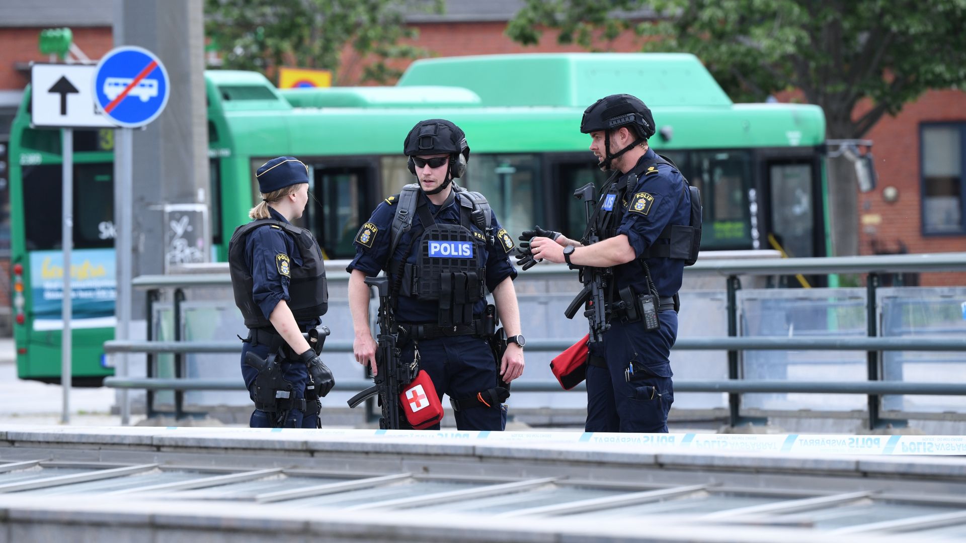 Шведски полицаи стреляха и раниха мъж, който ритал чанта по