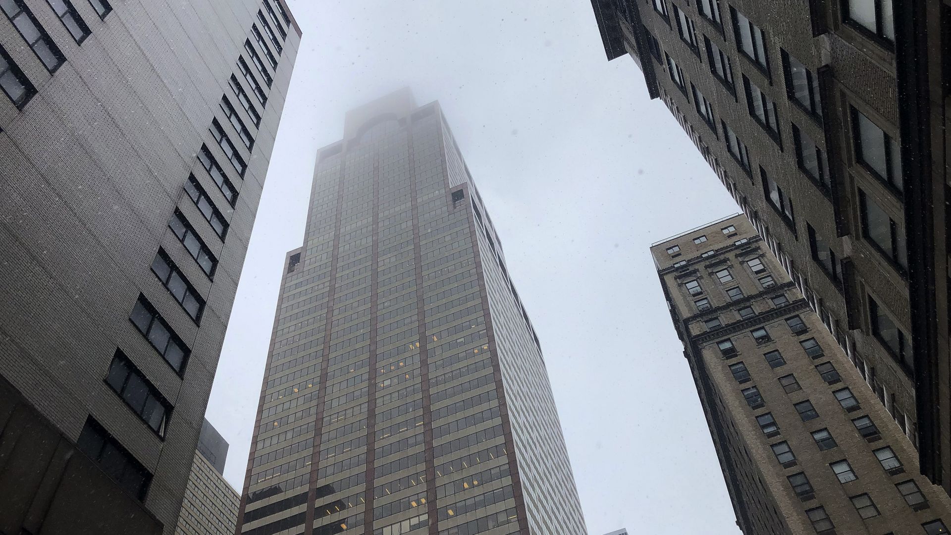 Хеликоптер се разби на покрива на 54-етажна сграда в Манхатън (видео)