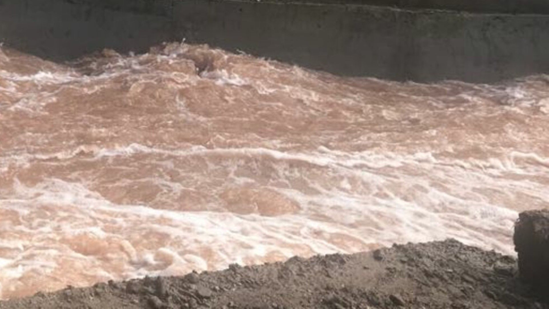 Скъсала се е част от язовирната стена край село Нова