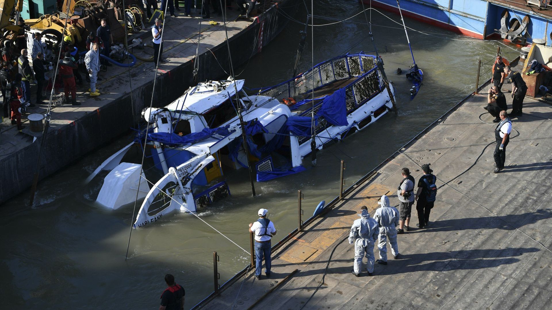 Вадят корабчето с южнокорейски туристи, потънало в Будапеща (снимки)
