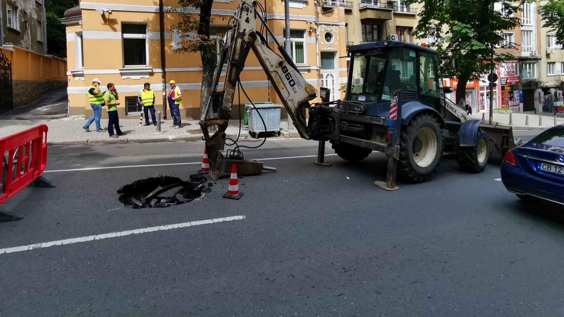 Голяма дупка зейна в асфалта на столичната улица Г С Раковски до