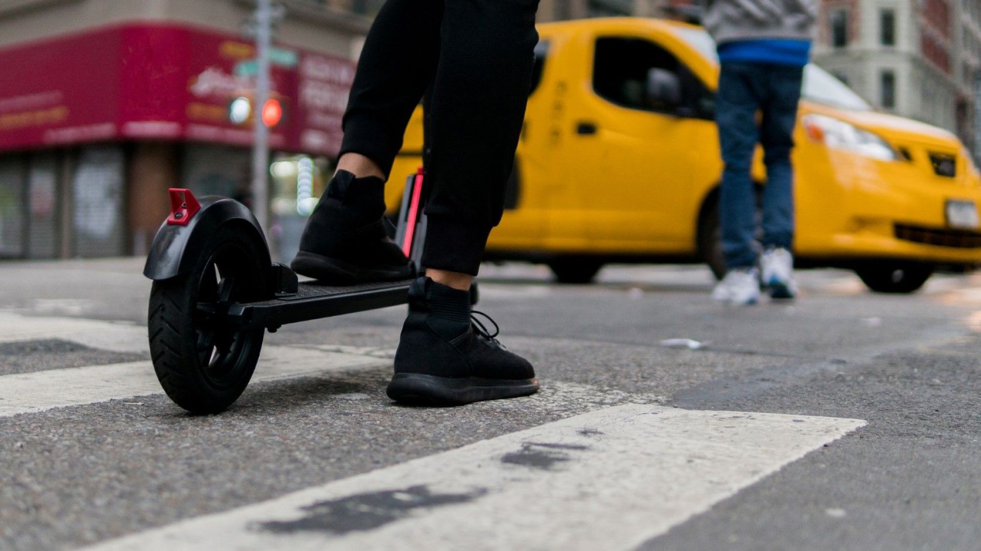 Френската полиция каза че мъж с електрически скутер е загинал