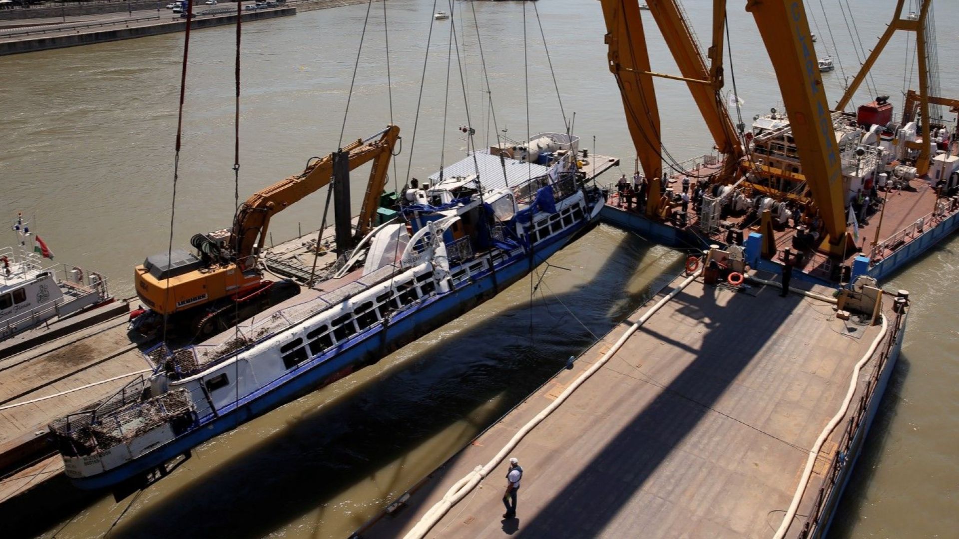 Спасителни екипи извадиха телата на още четири жертви от потъналото