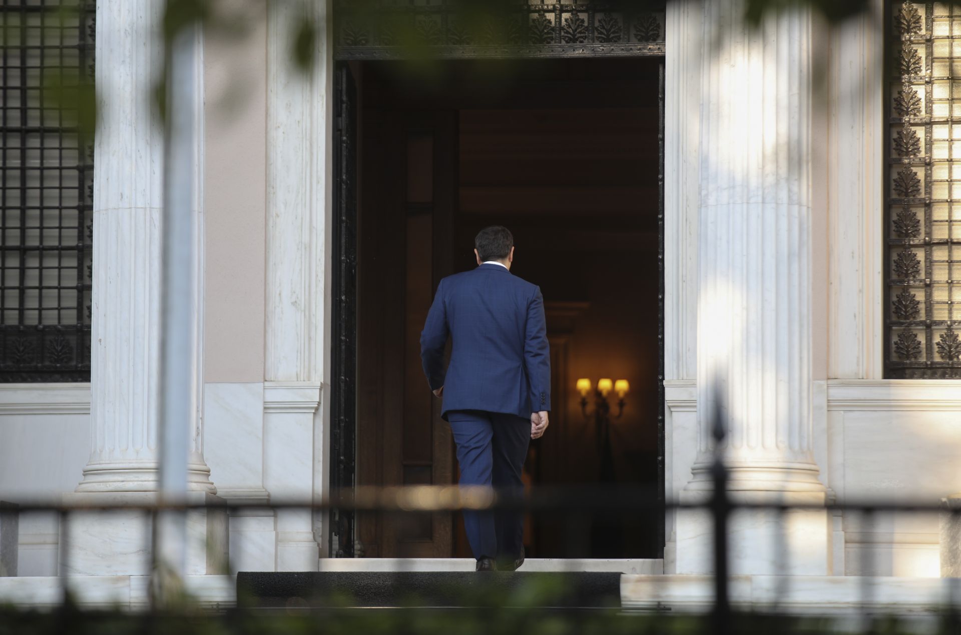 Ципрас поиска официално от президента Павлопулос да разпусне парламента на среща с него на 10 юни