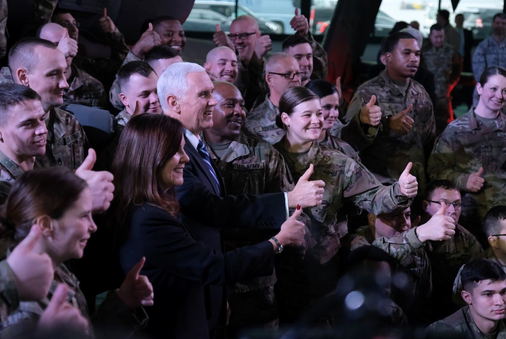 Майк Пенс със съпругата си Карен сред американски войници във военна база във Варшава, 19 февруари 2019 г.