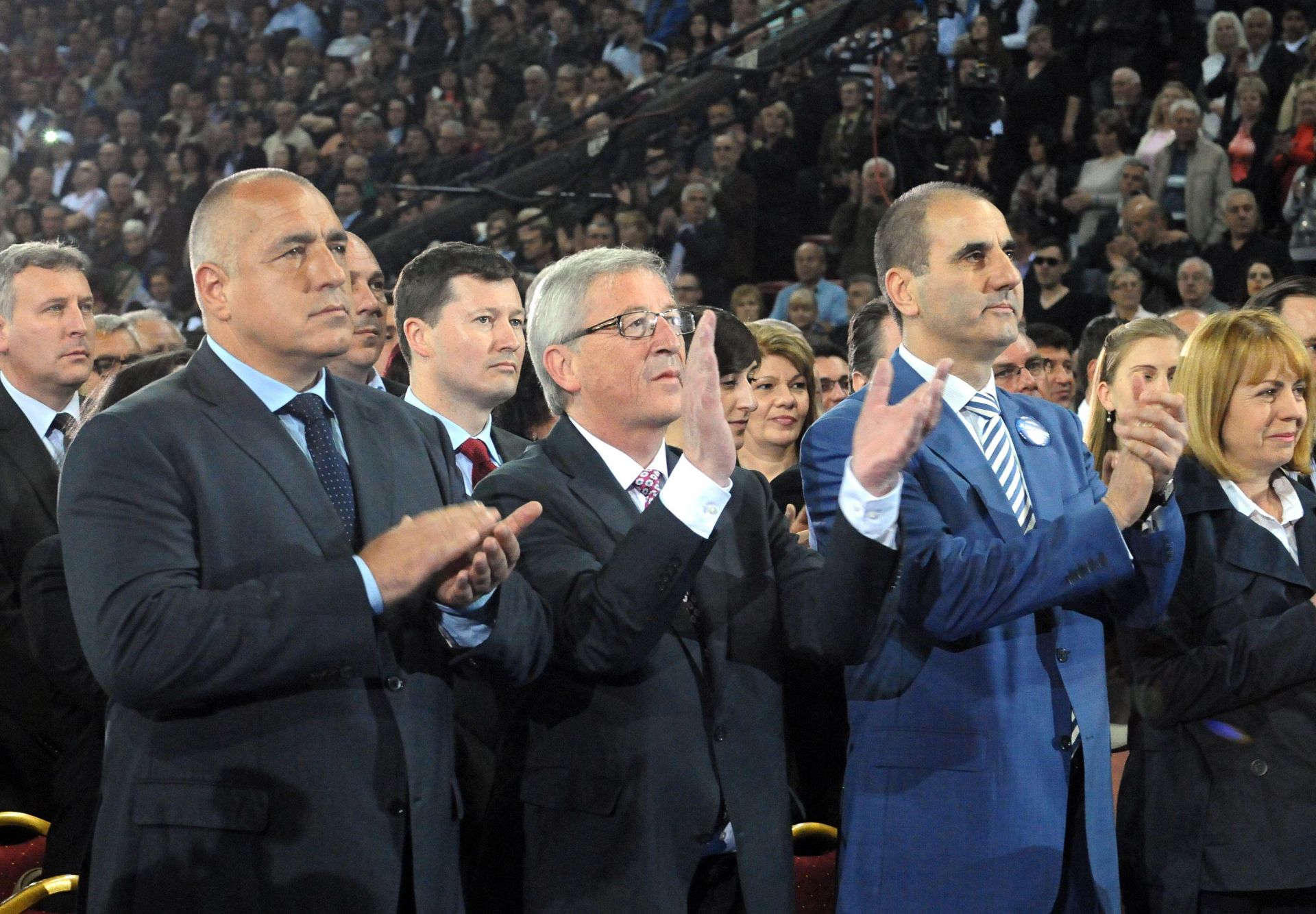 Борисов, Цветанов и Юнкер в зала ”Арена Армеец” преди евроизборите