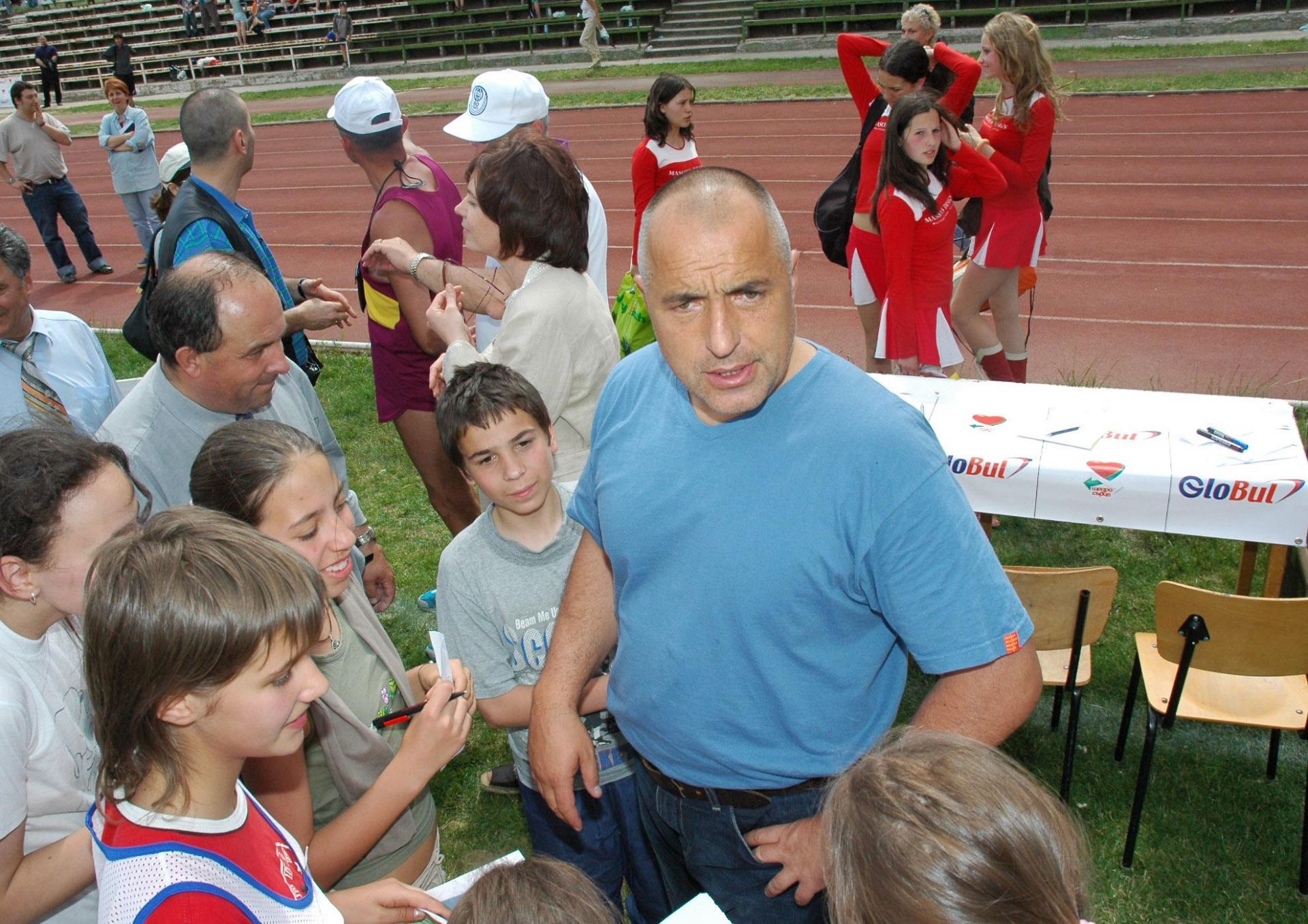 Бойко Борисов раздава автографи на деца