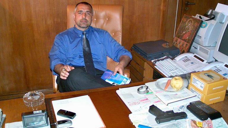 В кабинета си като главен секретар на МВР през 2002 г. | dnes.dir.bg