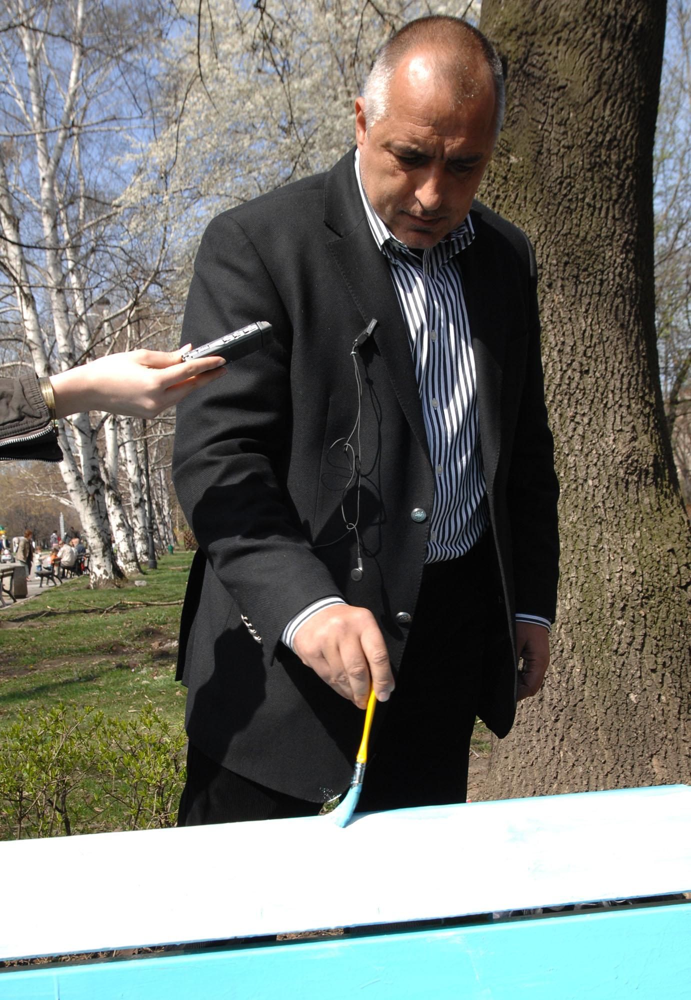 През 2009 г. Борисов се включи в инициативата „Мини на зелено”, като боядиса пейка в столичен парк