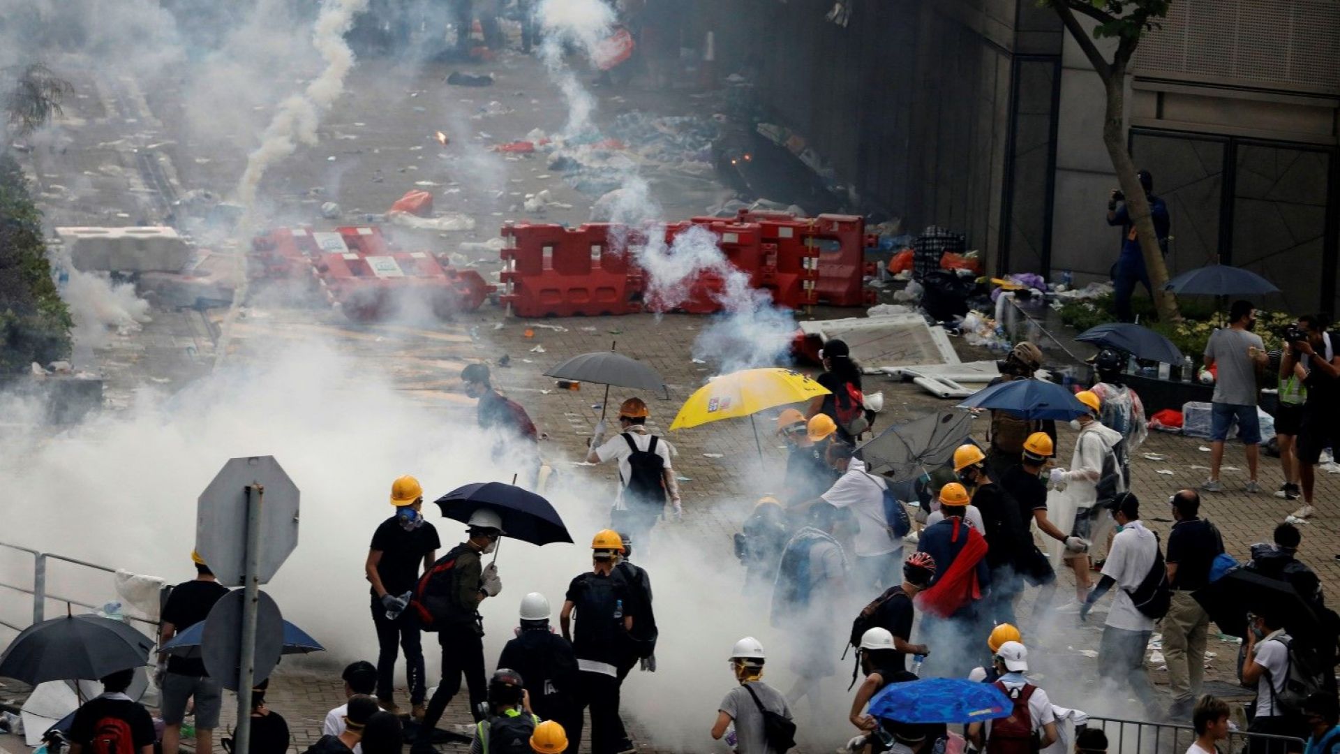Полицията в Хонконг използва днес сълзотворен газ и палки за