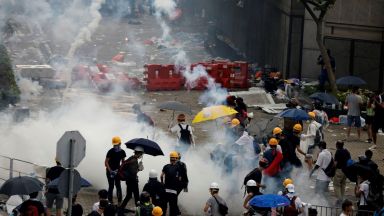  Хонконг въстана срещу надвисналите екстрадиции в Китай, полицията отговори с гумени патрони 