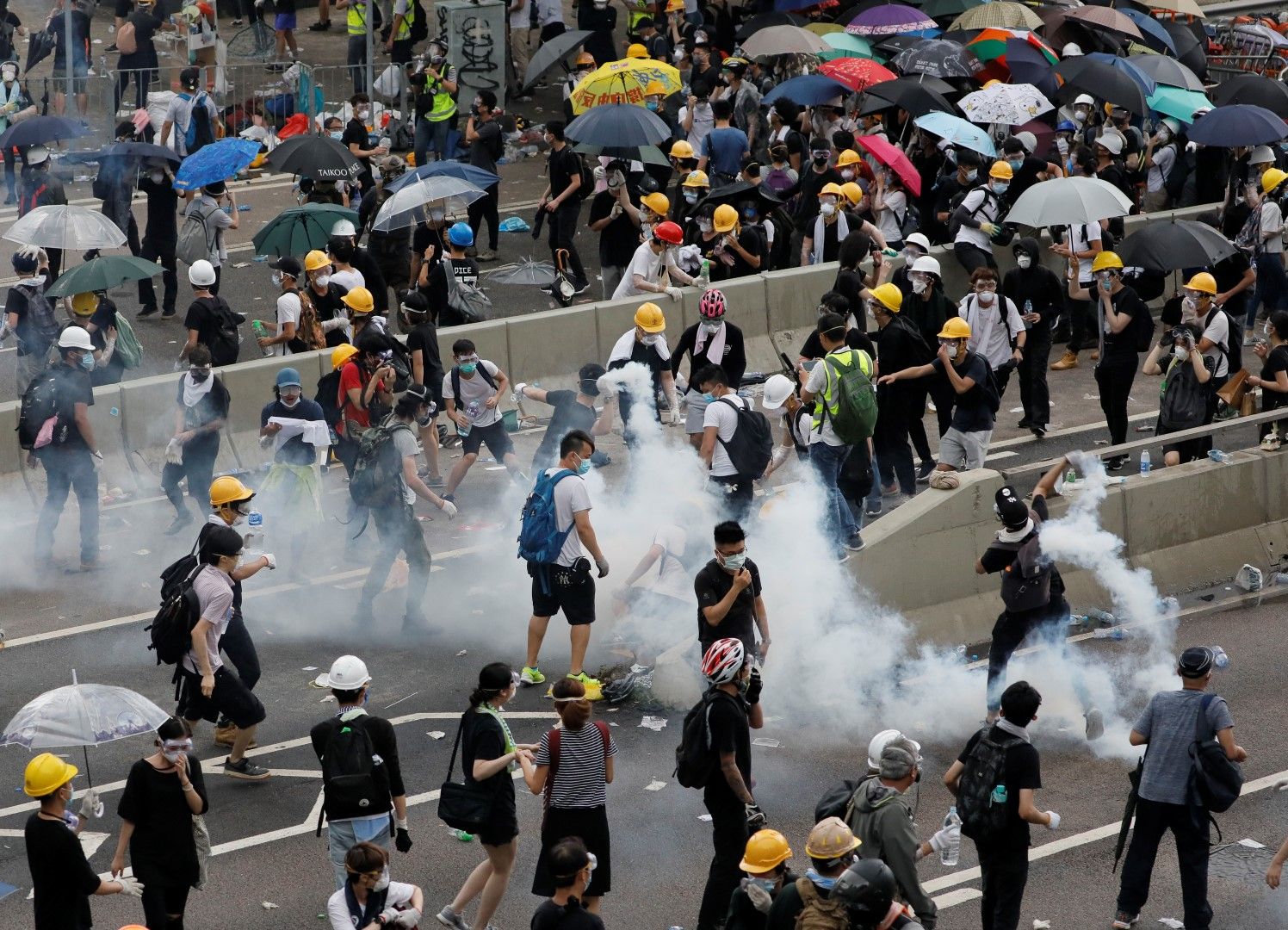 Протестиращите използваха чадъри, носеха маски и очила, за да се предпазват от водните оръдия и сълзотворния газ