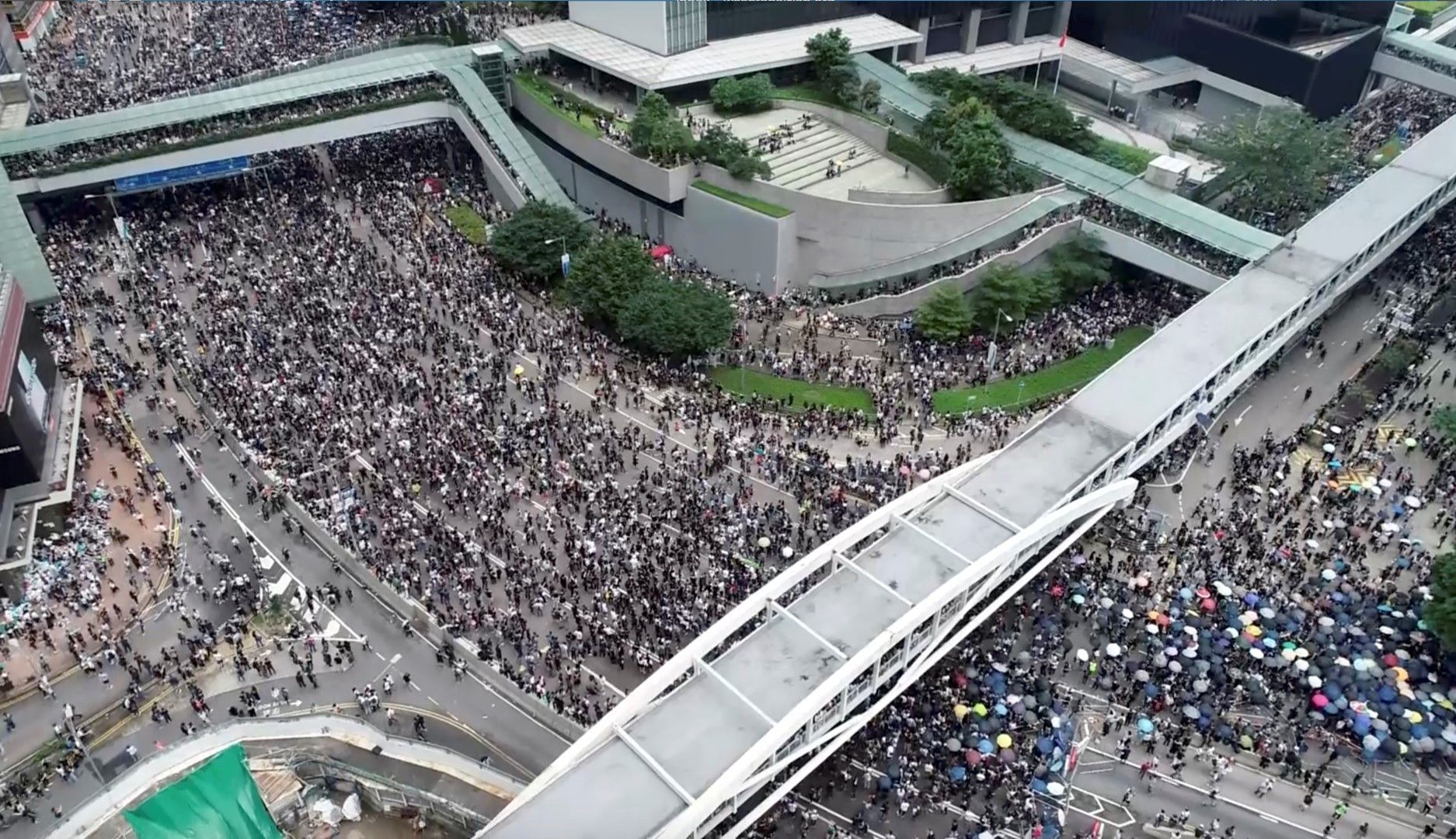 Протестиращи се събират пред законодателния орган на Хонконг 